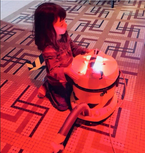 Someone taking care of Kärl during an exhibit